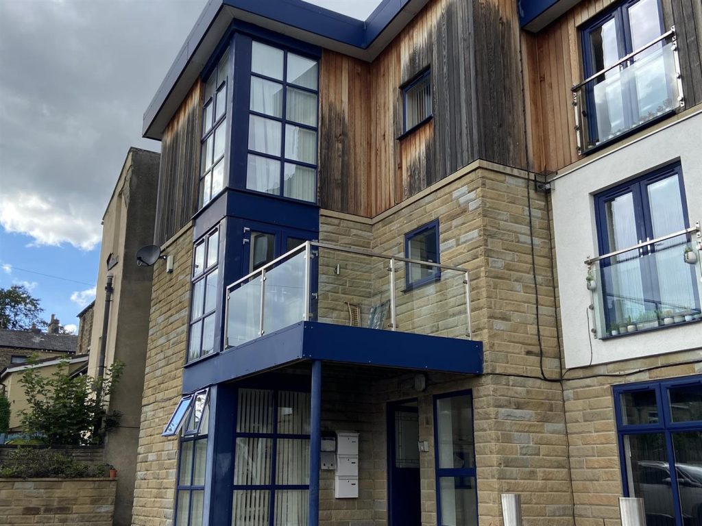 Apt 20 Drakes Yard, Moldgreen HD5